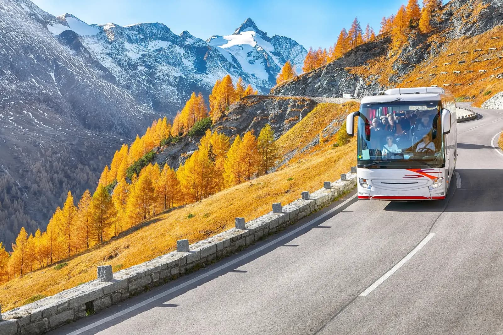 Dvě osoby si podávají ruce na ulici, v pozadí stojí autobus Charter Service