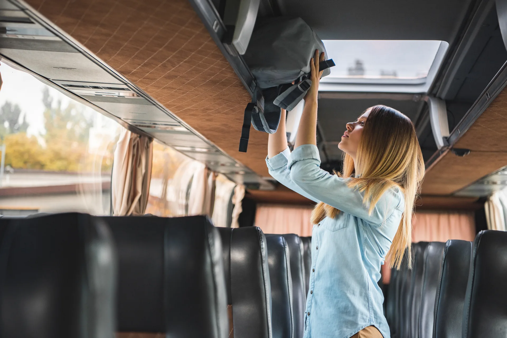 Zákazníci sedí v pohodlném autobuse a pracují na laptopech